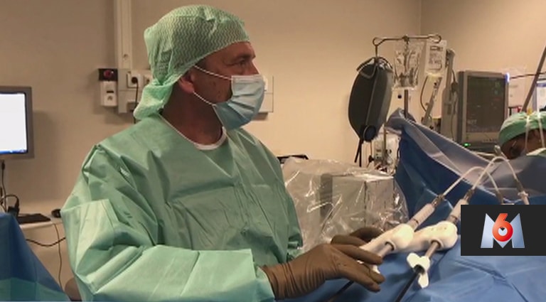 Focus sur un chirurgien soupçonné d’avoir expérimenté une technique chirurgicale risquée.